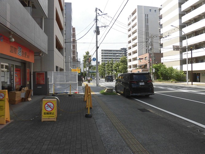 前面道路はバス通りです 前面道路はバス通りです
