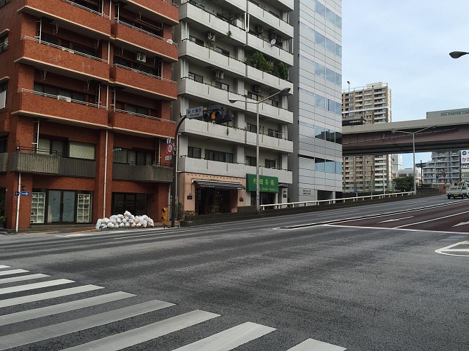 前面どおりは広いバス通り(バス停1分) 前面どおりは広いバス通り(バス停1分)