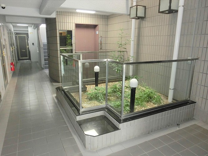 中庭がある共用廊下 中庭がある共用廊下