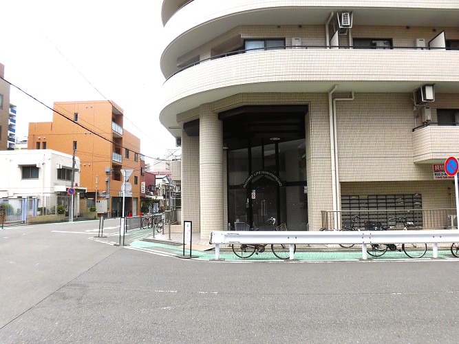 前面道路は広い交差点となっています 前面道路は広い交差点となっています