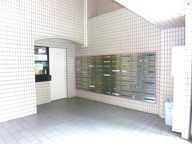 集合ポストと管理室があるエントランスホール 集合ポストと管理室があるエントランスホール