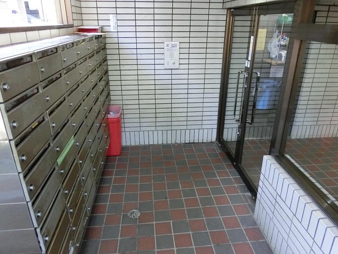 集合ポストと玄関 集合ポストと玄関