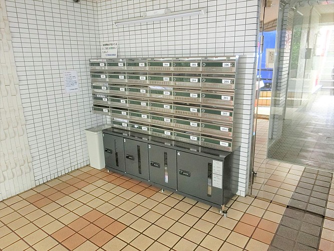 集合ポストと宅配ボックスです 集合ポストと宅配ボックスです