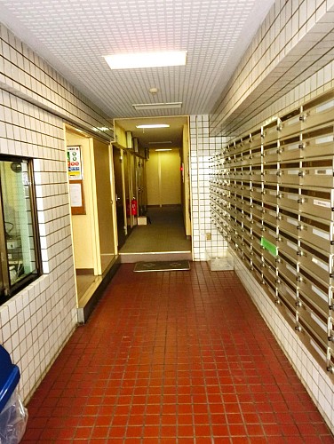 集合ポストと管理室があるエントランスホール 集合ポストと管理室があるエントランスホール