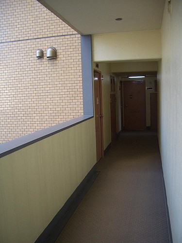 お部屋への共用廊下は吹き抜けて開放感あります。 お部屋への共用廊下は吹き抜けて開放感あります。