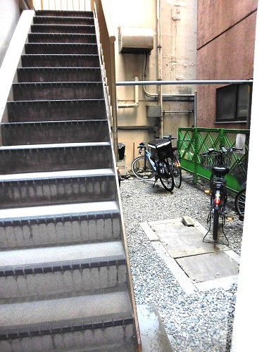 自転車置き場は外部から入れず安心です。 自転車置き場は外部から入れず安心です。