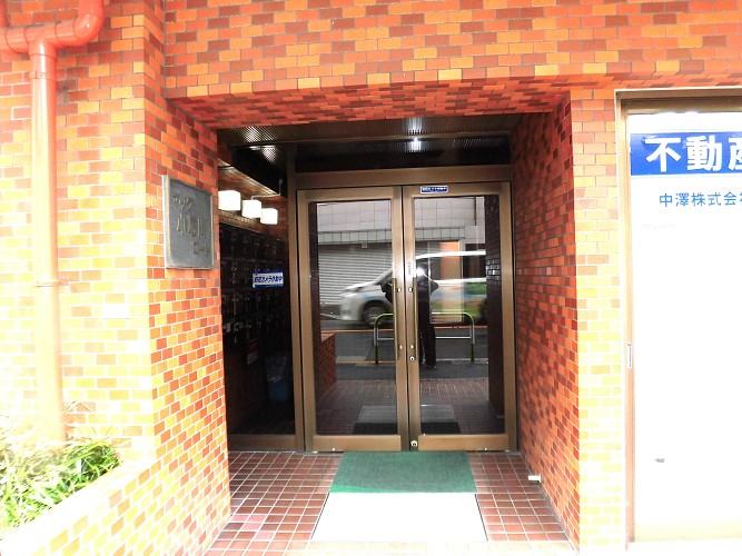 エントランスは通りから奥まっていて静かです。 エントランスは通りから奥まっていて静かです。