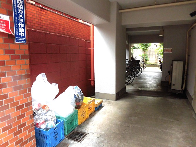 ゴミ置き場は分別日があります。 ゴミ置き場は分別日があります。