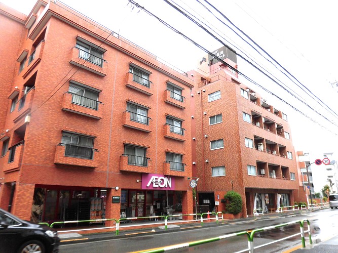 隣接するマンションの1階にはスーパーがあります。 隣接するマンションの1階にはスーパーがあります。