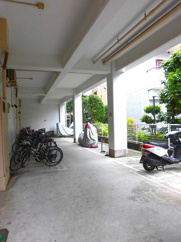 自転車置き場とバイク置き場 自転車置き場とバイク置き場