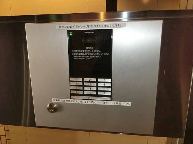 オートロック扉です オートロック扉です