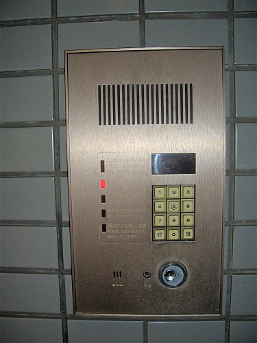 オートロック扉です オートロック扉です