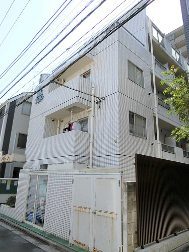 外壁は白いタイル張り 外壁は白いタイル張り