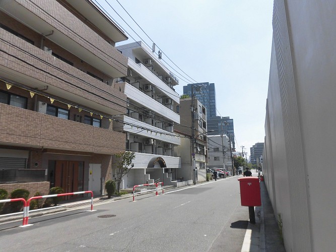 前面道路と郵便ポスト 前面道路と郵便ポスト